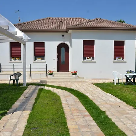 La Via Dell'ambra לינה וארוחת בוקר Due Carrare